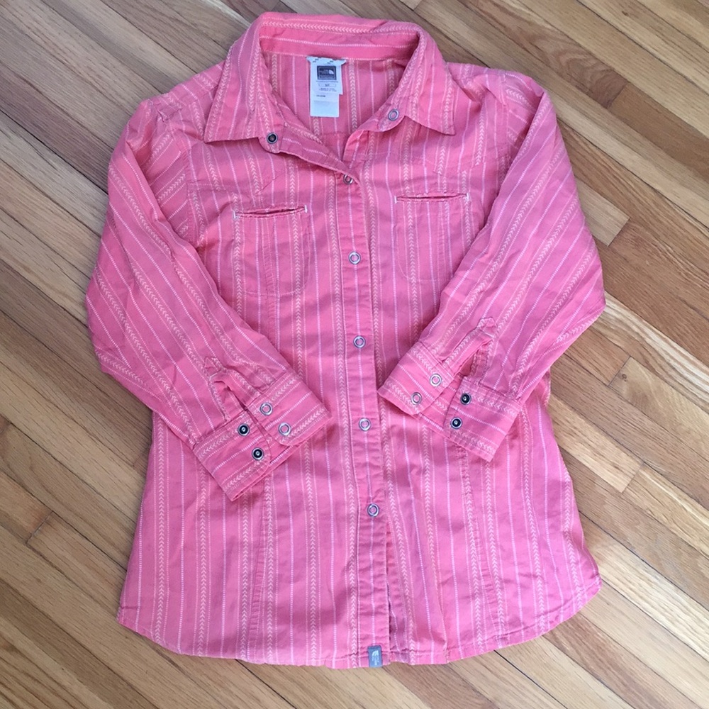 The NORTH FACE. Button up, 3/4 sleeve shirt